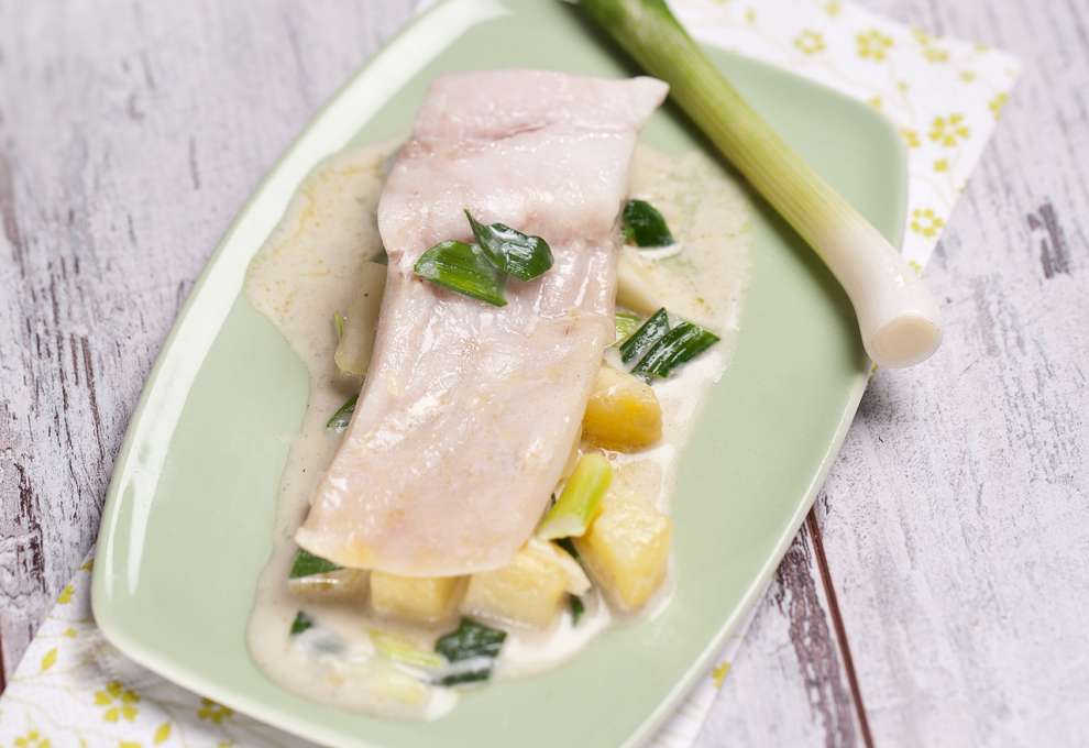 Gedämpftes Welsfilet auf Frühlingszwiebel-Ragout