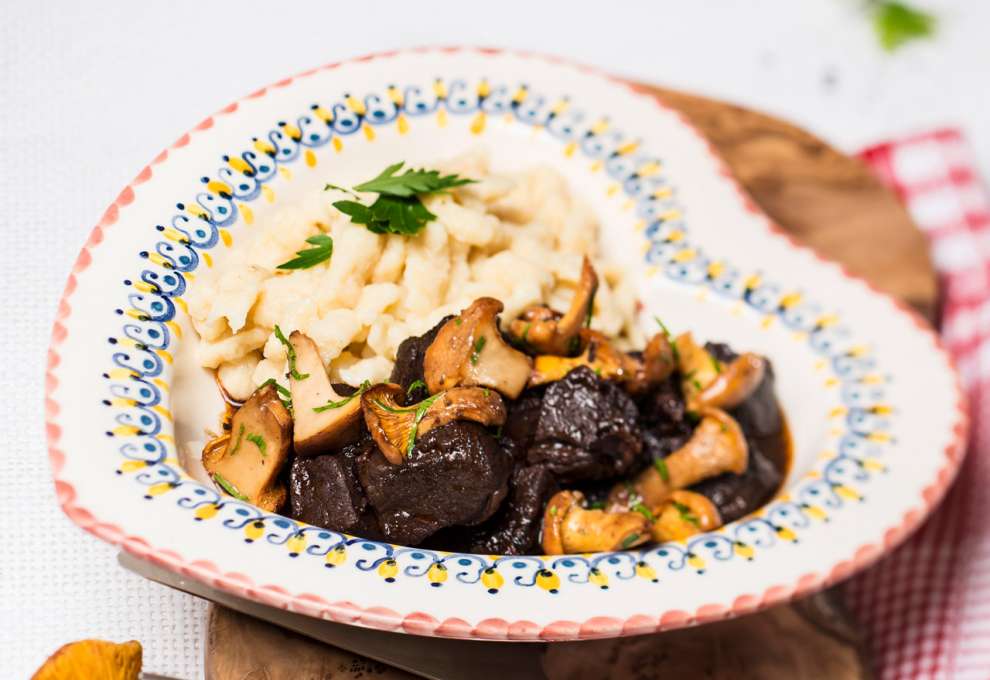 Gamsragout mit Eierschwammerl und Spätzle