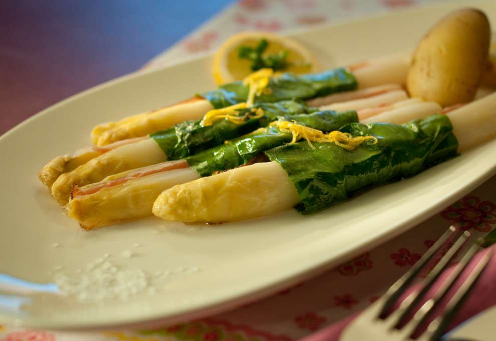 Spargel gefüllt mit Schinkenspeck im Bärlauchmantel und Erdäpfeln