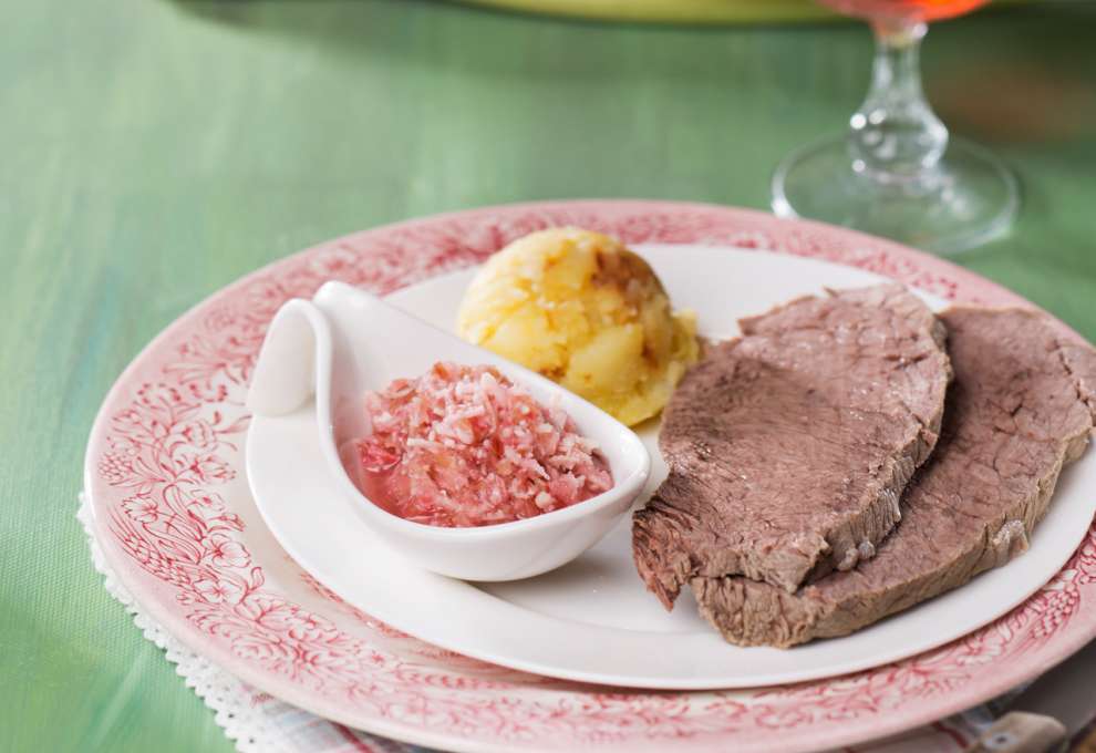 Gekochtes Rindfleisch mit Rhabarberkren und Rösterdäpfeln