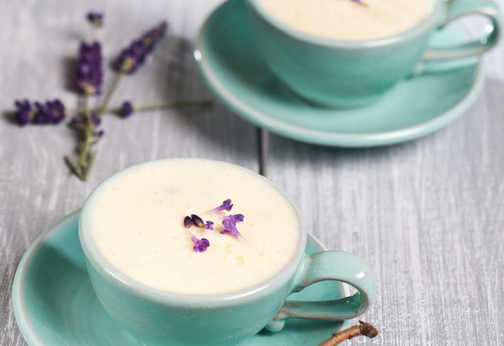 Gelbe Mirabellen-Creme mit Lavendel