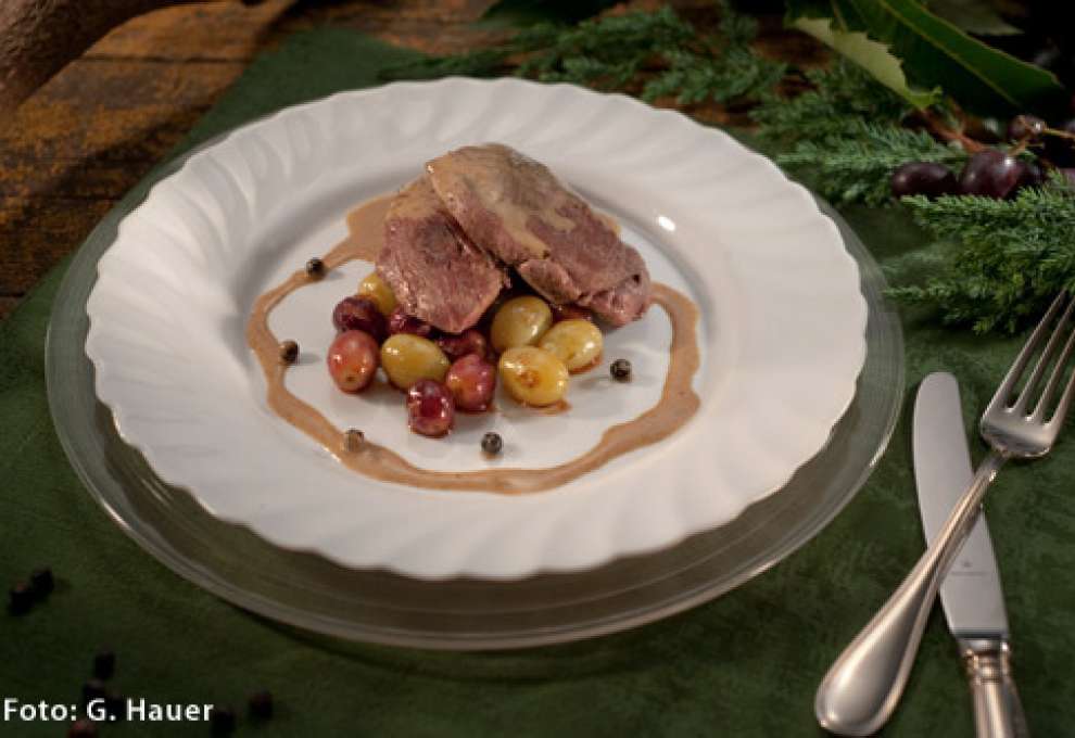 Rehschnitzel mit Wacholderrahm und glacierten Trauben