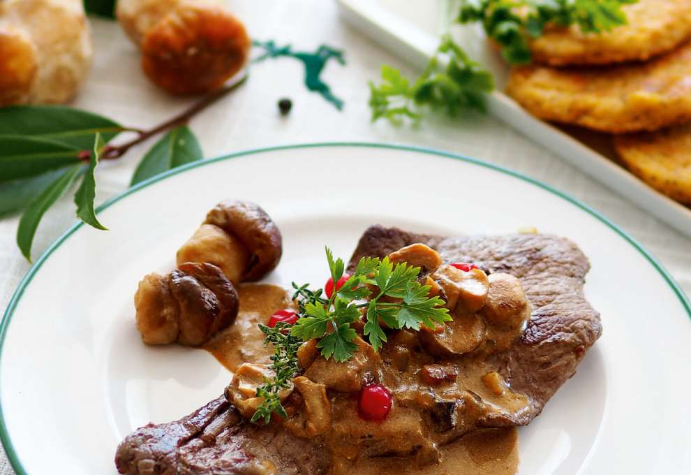 Hirschschnitzel mit frischen Steinpilzen in Cognac-Rahmsauce