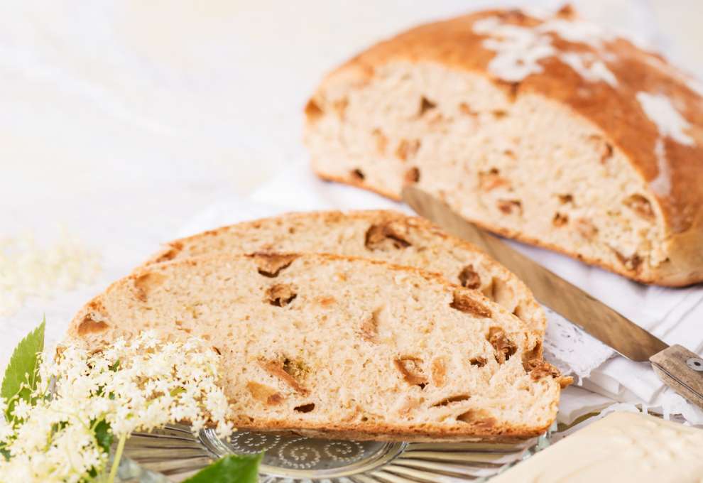 Hollerblüten-Apfel-Brot