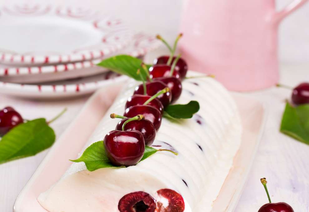 Joghurtterrine mit Kirschen