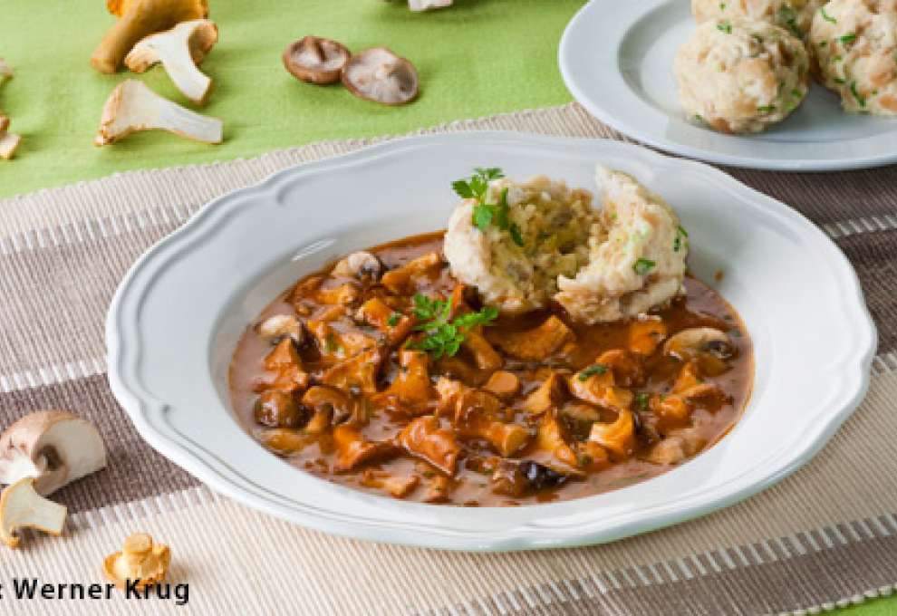 Schwammerlgulasch mit Semmelknödel, Eierschwammerl, Pifferlinge