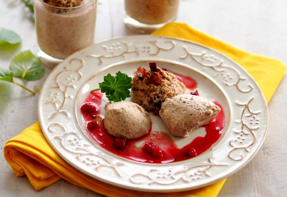 Süße Mousse mit Käferbohnenkrokant