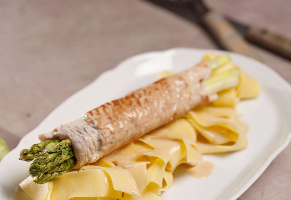 Kalbfleischröllchen mit grünem Spargel gefüllt