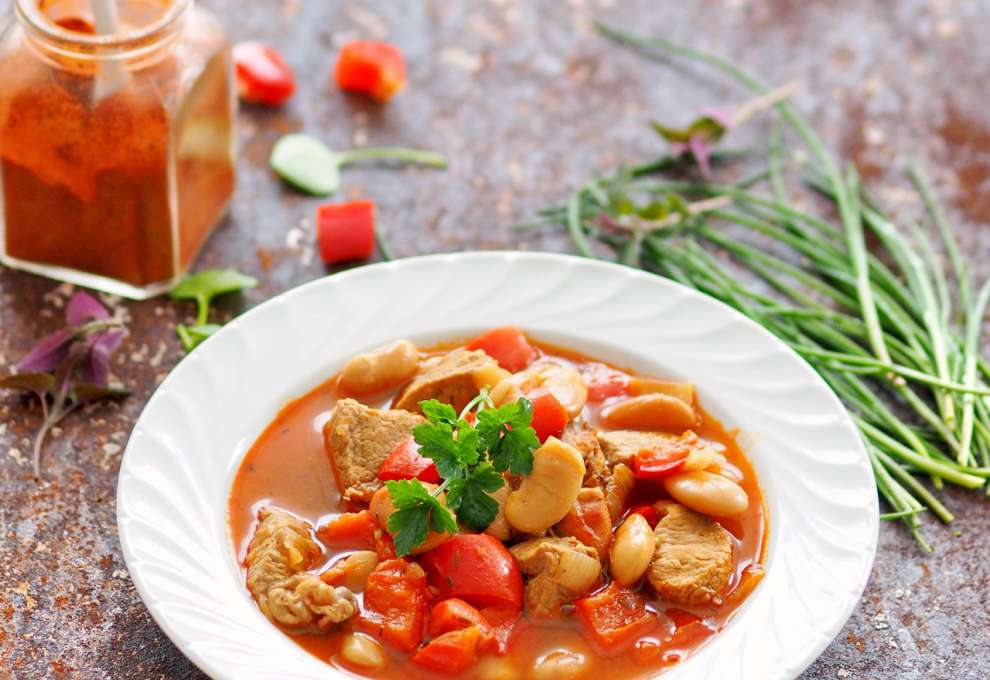 Kalbseintopf mit rotem Paprika und weißen Bohnen