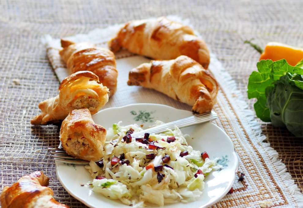 Lauwarme Räucherkarpfenkipferln auf Krautsalat