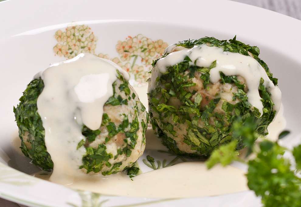 Kräuterknödel mit cremiger Käsesauce