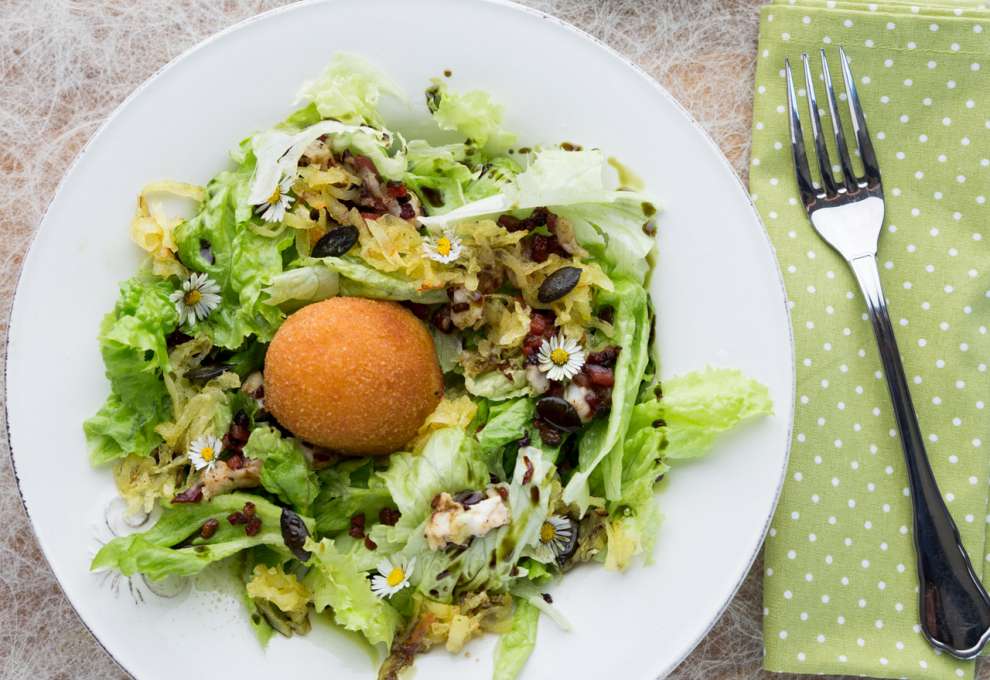 Grazer Krauthäuptelsalat mit gebackenem Ei