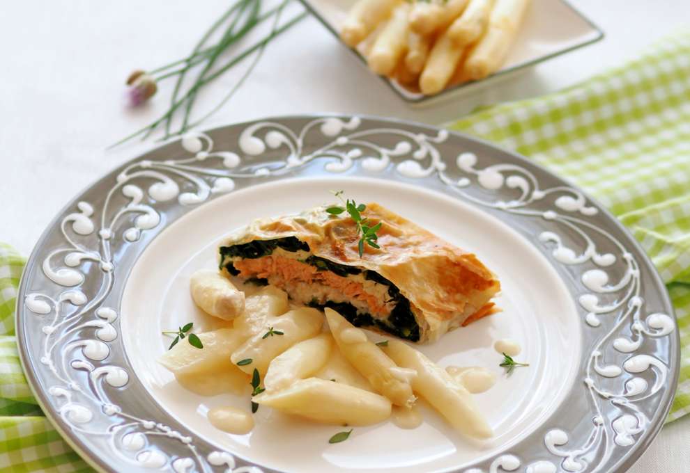 Strudel von der Lachsforelle mit "eingemachtem" Spargel