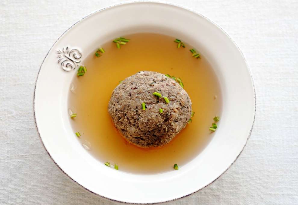 Leberknödel mit klarer Suppe