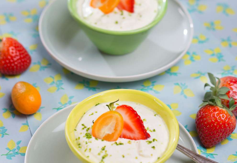 Limettencreme mit Erdbeeren und Kumquats