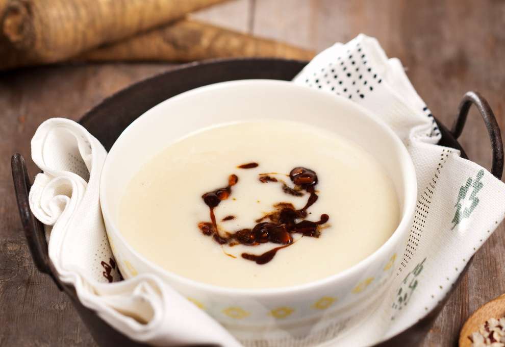 Pastinakensuppe mit Balsamico-Haselnüssen