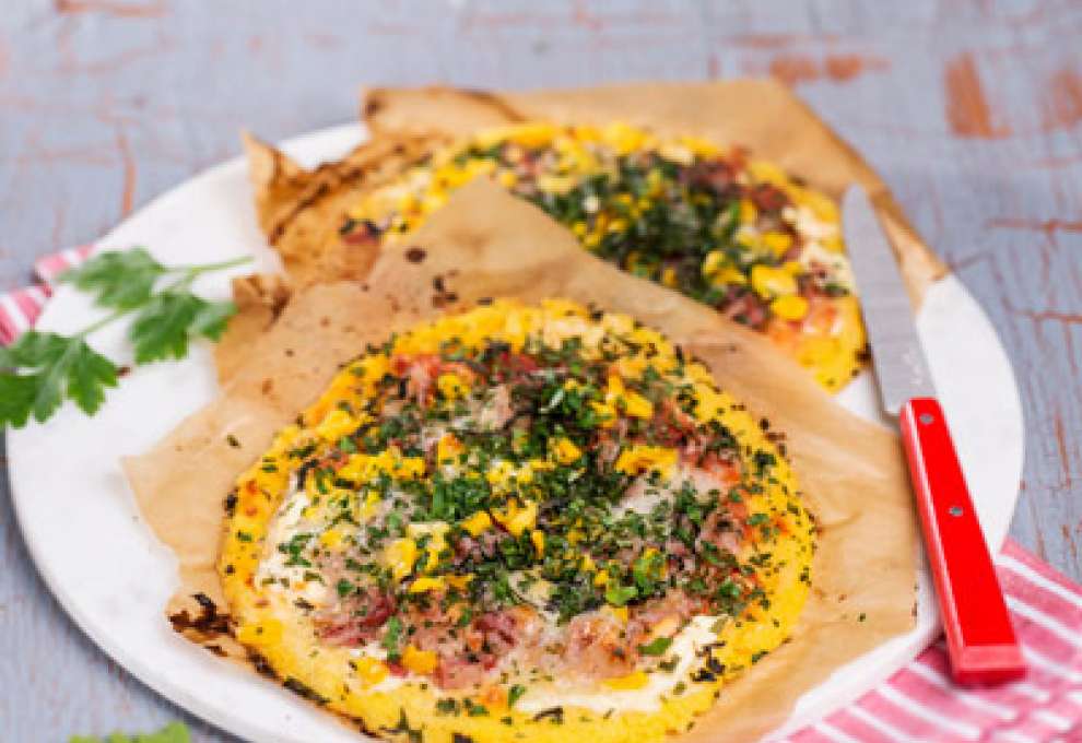 Polenta-Pizza mit Speck