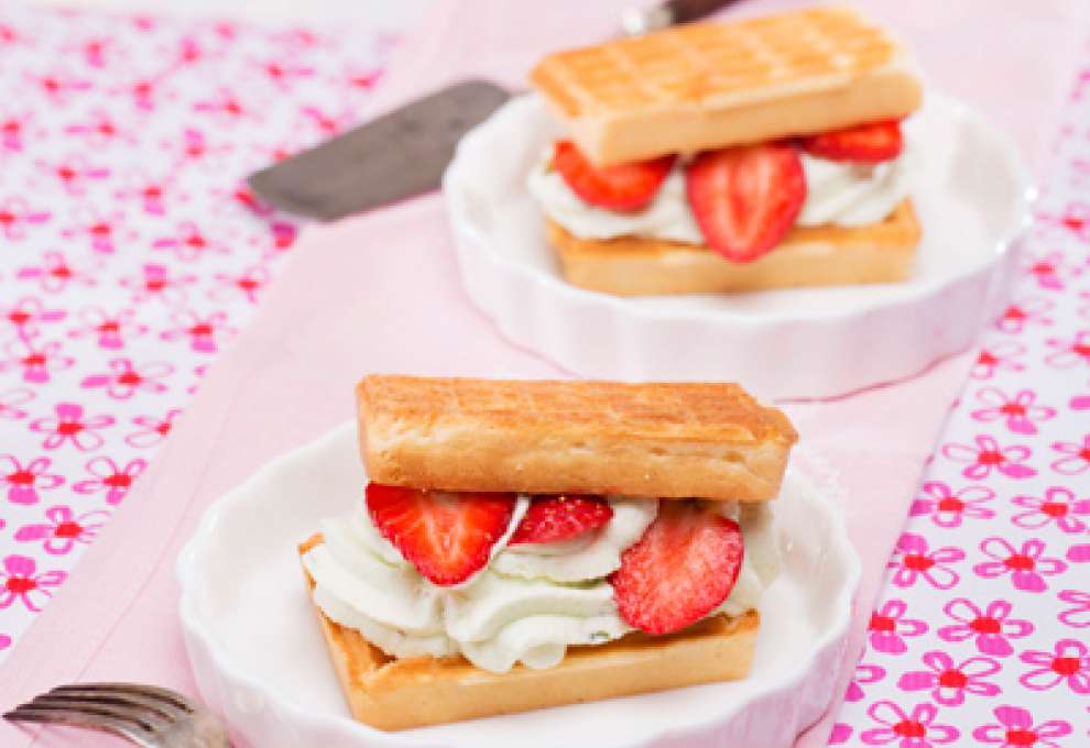 Waffeln mit Waldmeister-Topfen-Creme und Erdbeeren