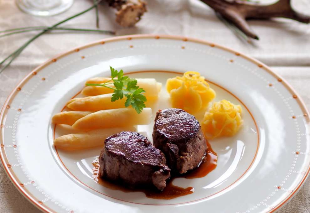 Tournedos vom Maibock mit Spargel-Erdäpfel-Püree und Spargelspitzen