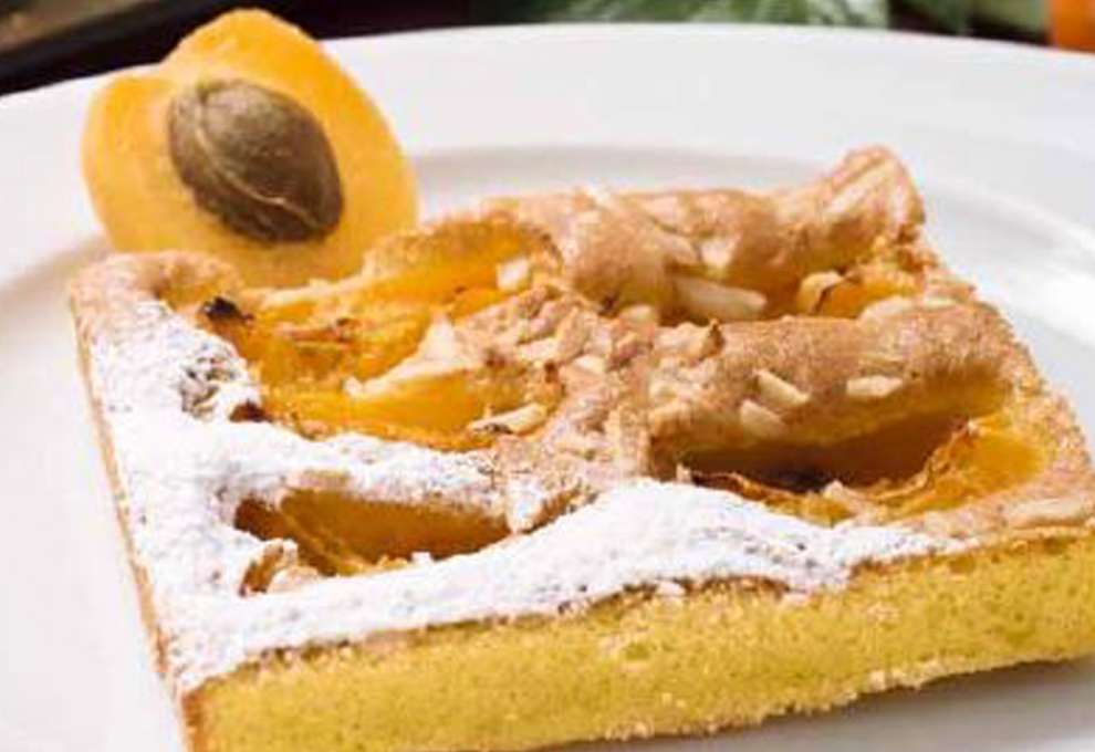 Saftiger Marillenkuchen mit Mandeln