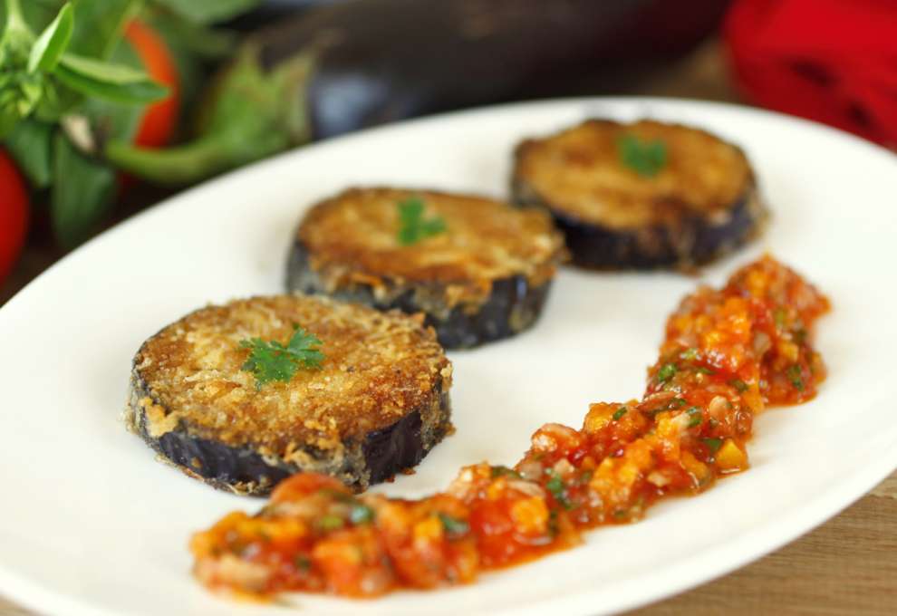 Melanzanischnitzel mit Paprika-Karotten-Sauce