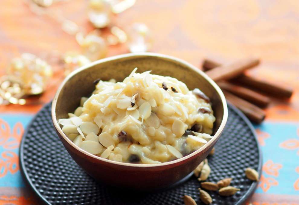 Kheer (Milchpudding mit Reis, Gewürzen und Rosinen)