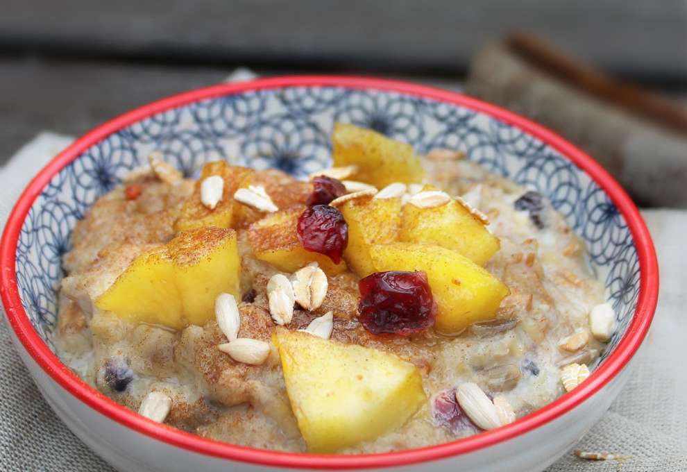 Müsliporridge mit Karamelläpfeln