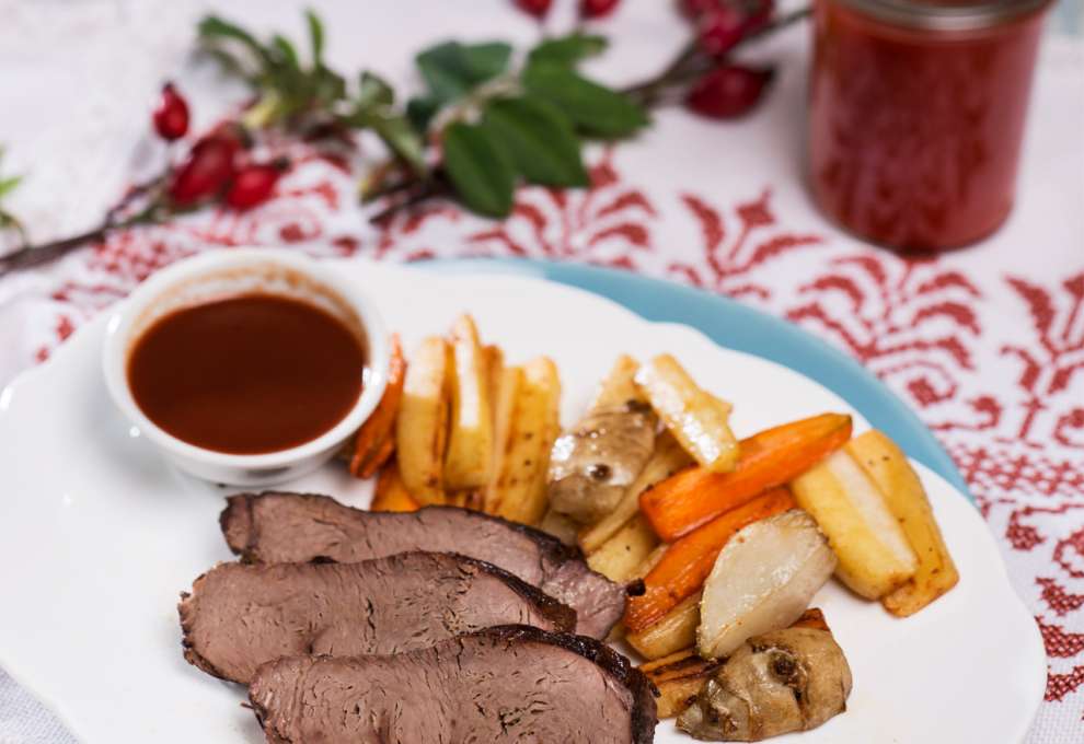 Mufflonbraten mit Herbstgemüse und Hagebuttensauce