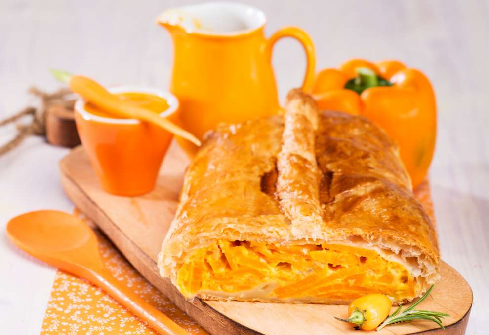 Paprika-Süßkartoffel-Strudel mit scharfer Karottensauce