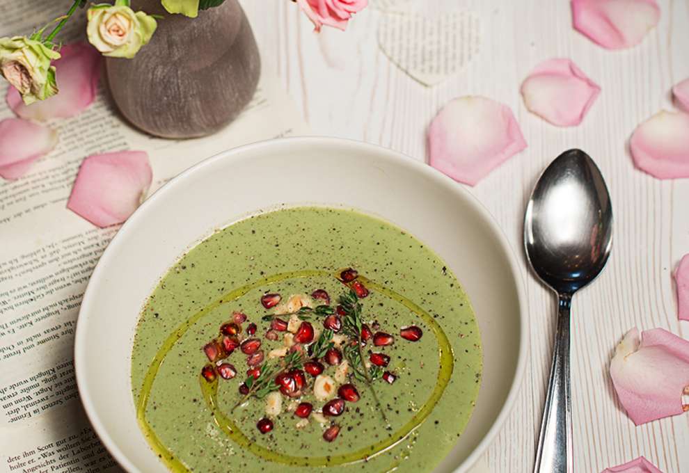 Grün-weiße Petersiliensuppe mit gerösteten Mandelblättchen