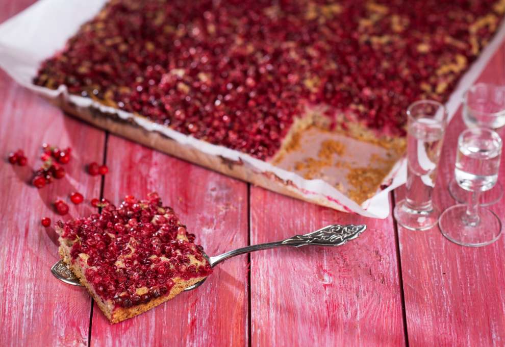 Preiselbeer-Blechkuchen mit „Schuss“