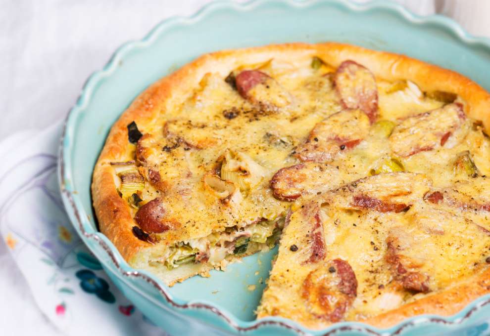 Quiche aus Topfenteig mit Porree und Wurst