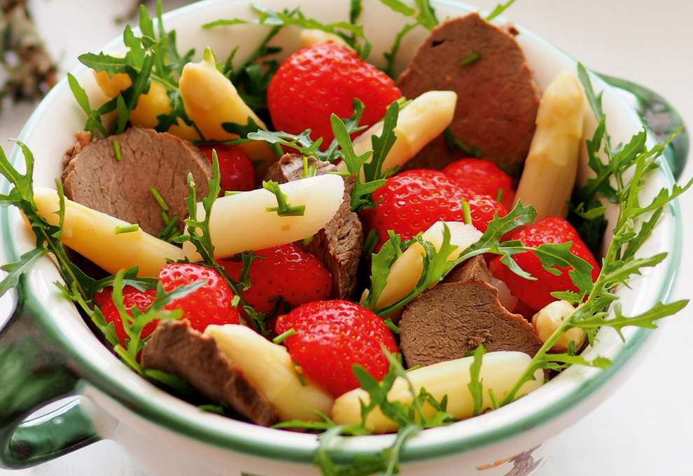 Filetscheiben vom Maibock mit Erdbeer-Spargel-Salat