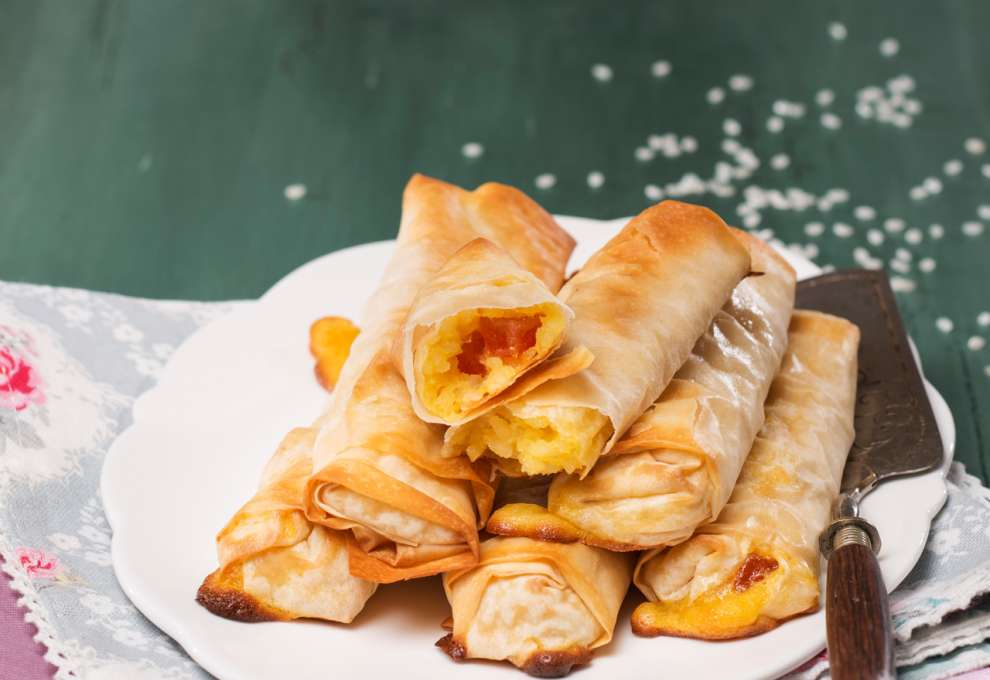 Strudelteigröllchen mit Reis und Trockenfrüchten