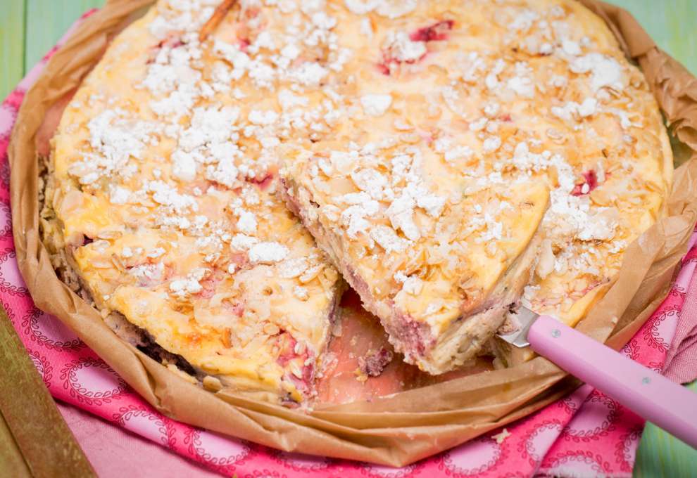 Topfenkuchen mit Erdbeeren und Rhabarber