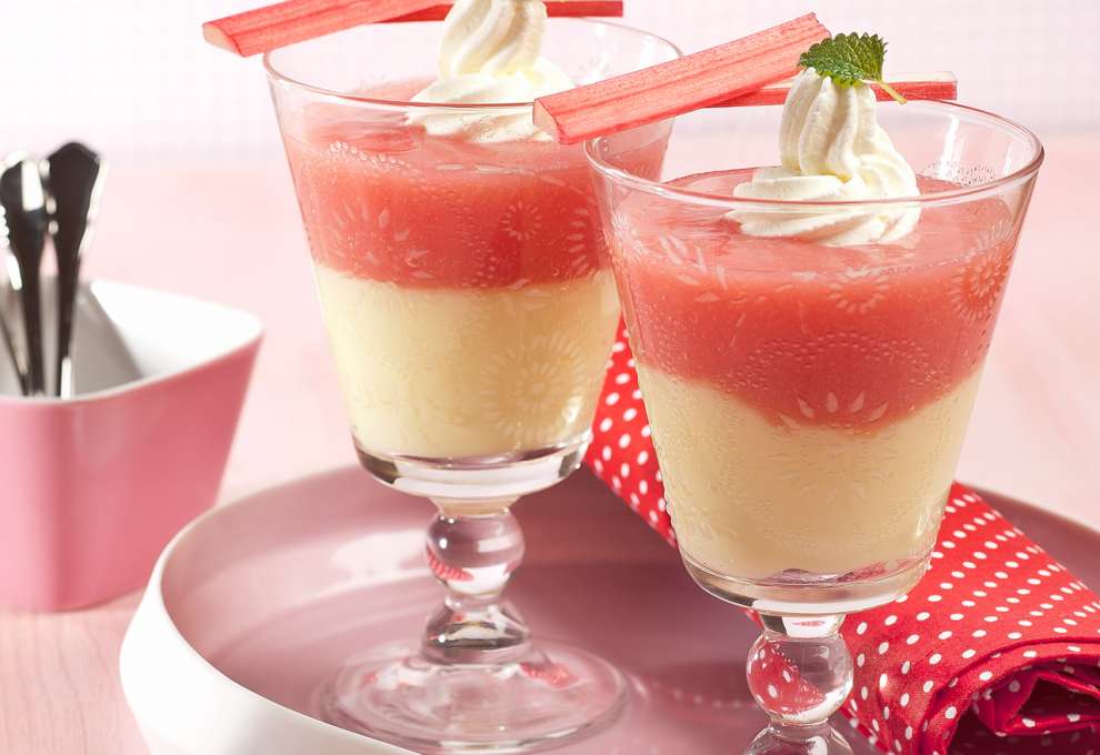 Schichtdessert aus Rhabarber und Pudding 