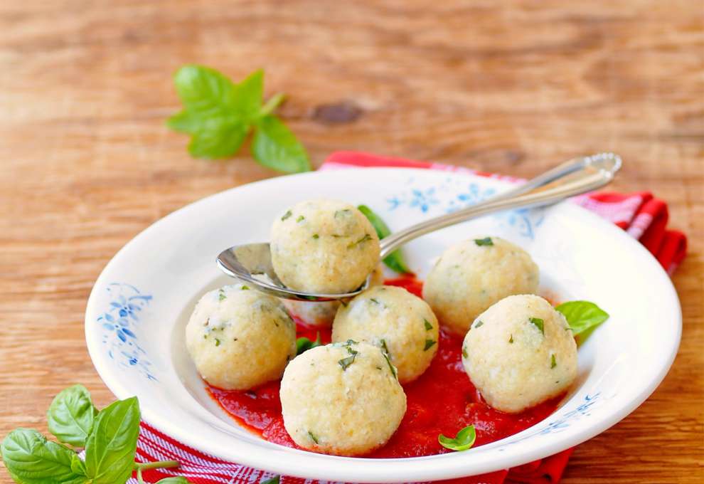 Ricotta-Knödel mit Basilikum und Paradeisersauce