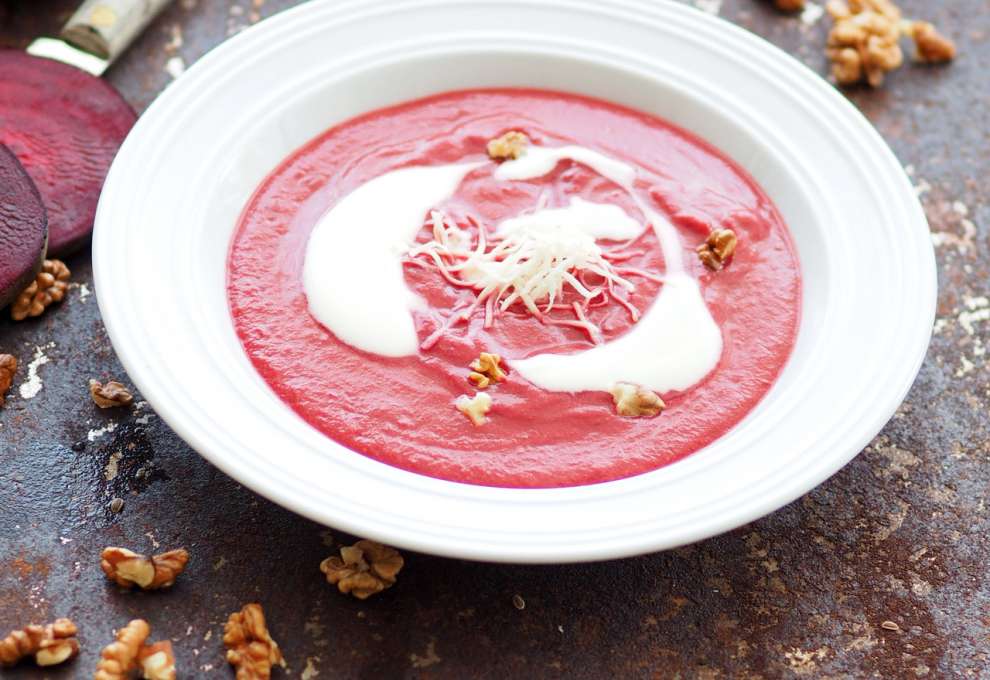 Rote-Rüben-Erdäpfel-Suppe mit Walnüssen und Kren