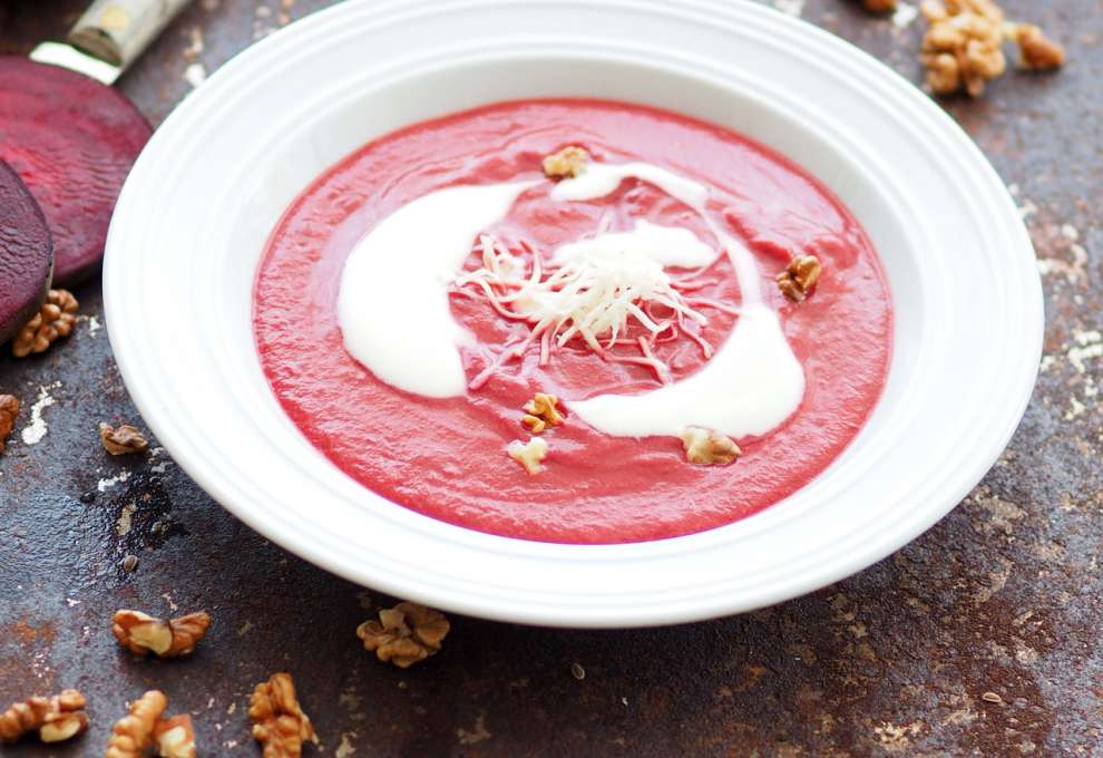 Rote-Rüben-Erdäpfel-Suppe mit Walnüssen und Kren