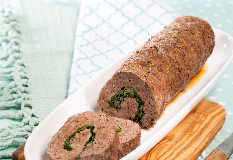 Roulade aus Faschiertem mit Spinat