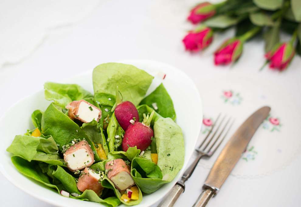 Salat mit Schafkäse-Schinkenspeck-Würfeln