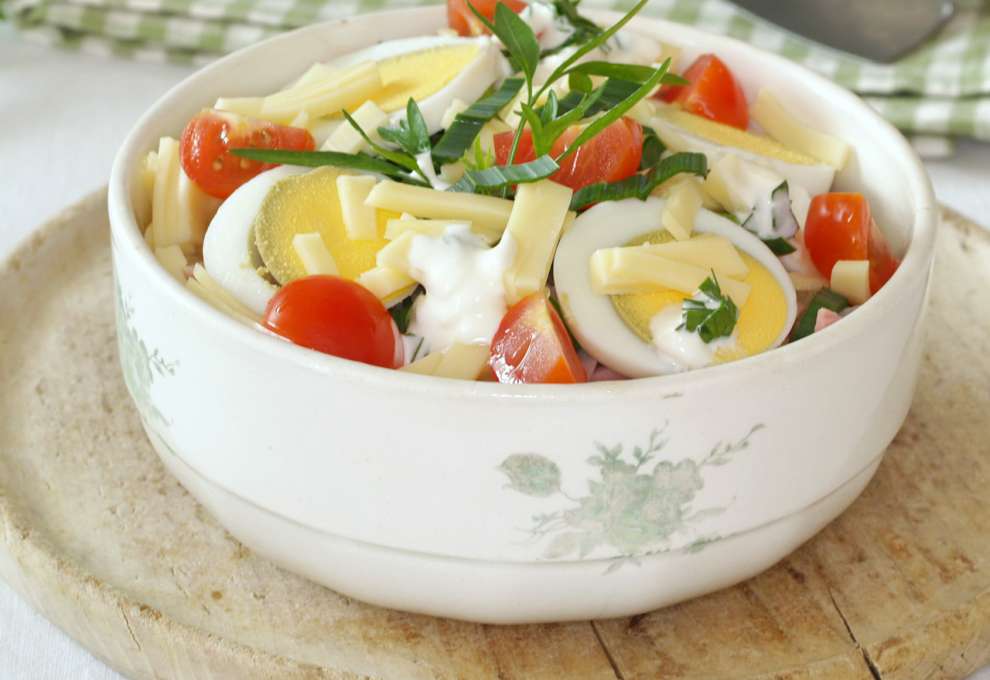 Schichtsalat mit Osterschinken und Ostereiern