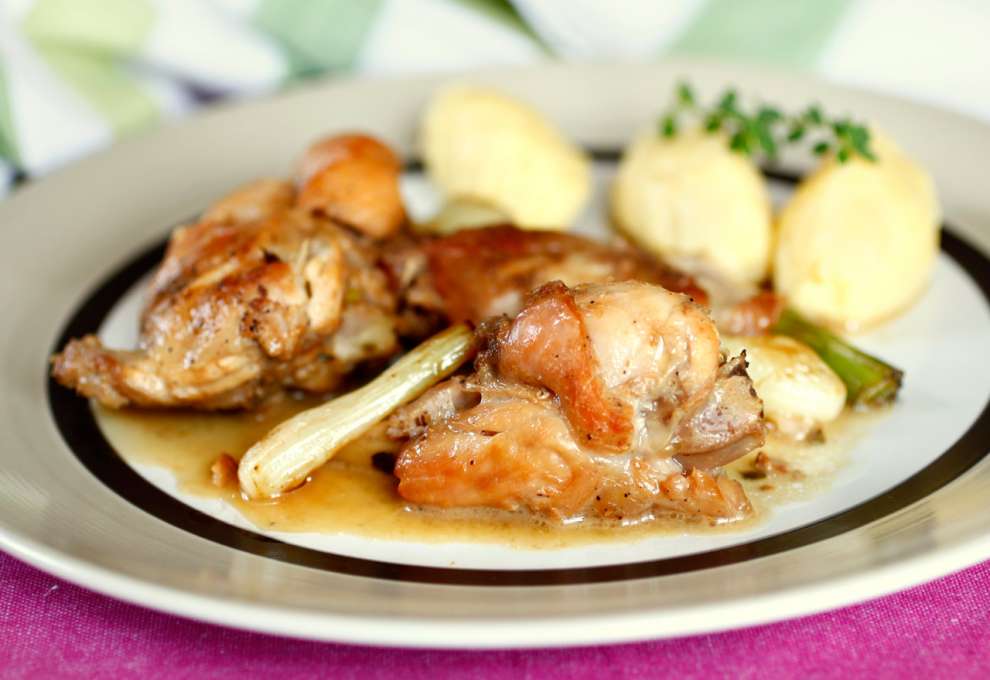 Kaninchen mit Apfelmost und Jungzwiebeln