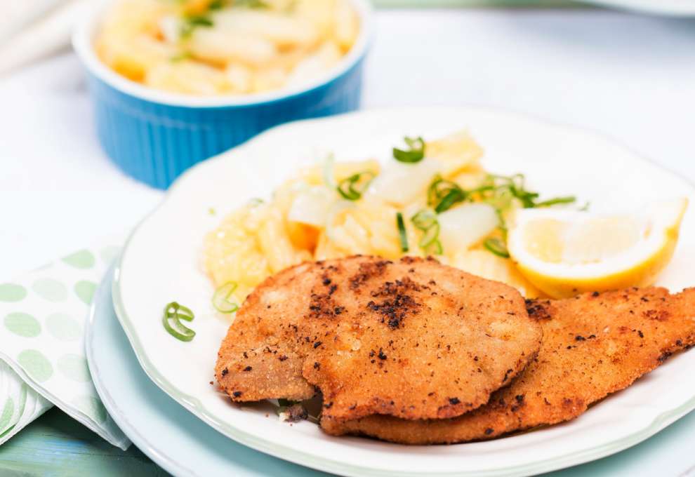 Gebackenes Schweinsschnitzel mit Erdäpfel-Spargel-Salat