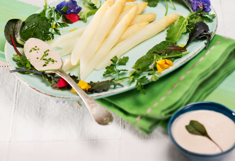 Weißer Spargel mit Thunfischsauce und Blüten-Kräuter-Salat