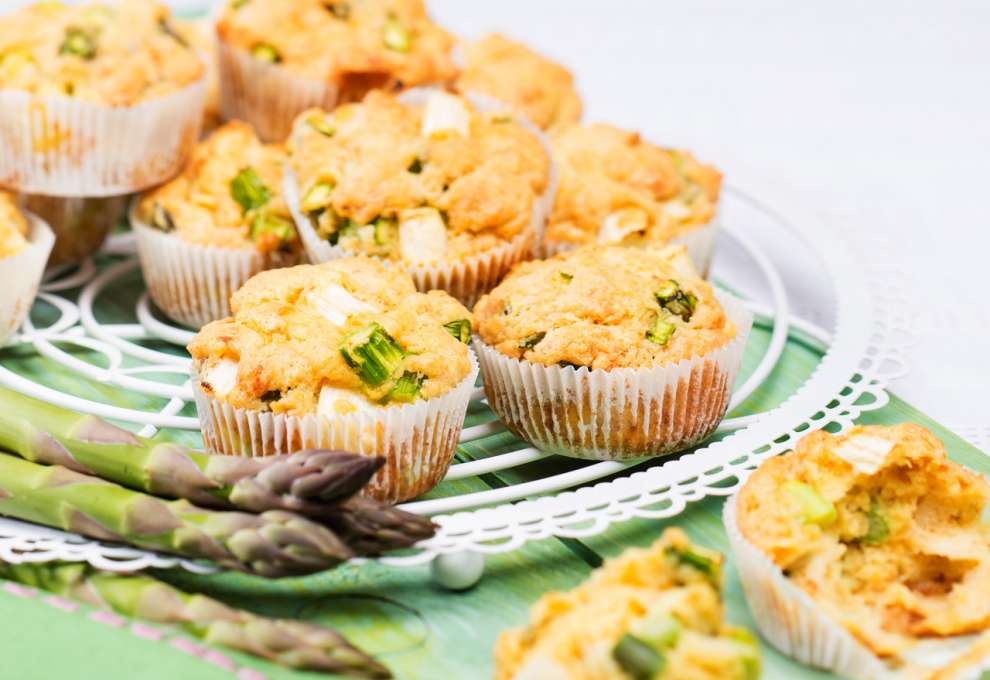 Spargel-Räucherlachs-Muffins mit Kräuter-Dip