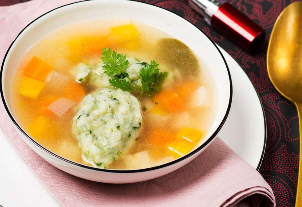 Spinatnocken in der Gemüsesuppe