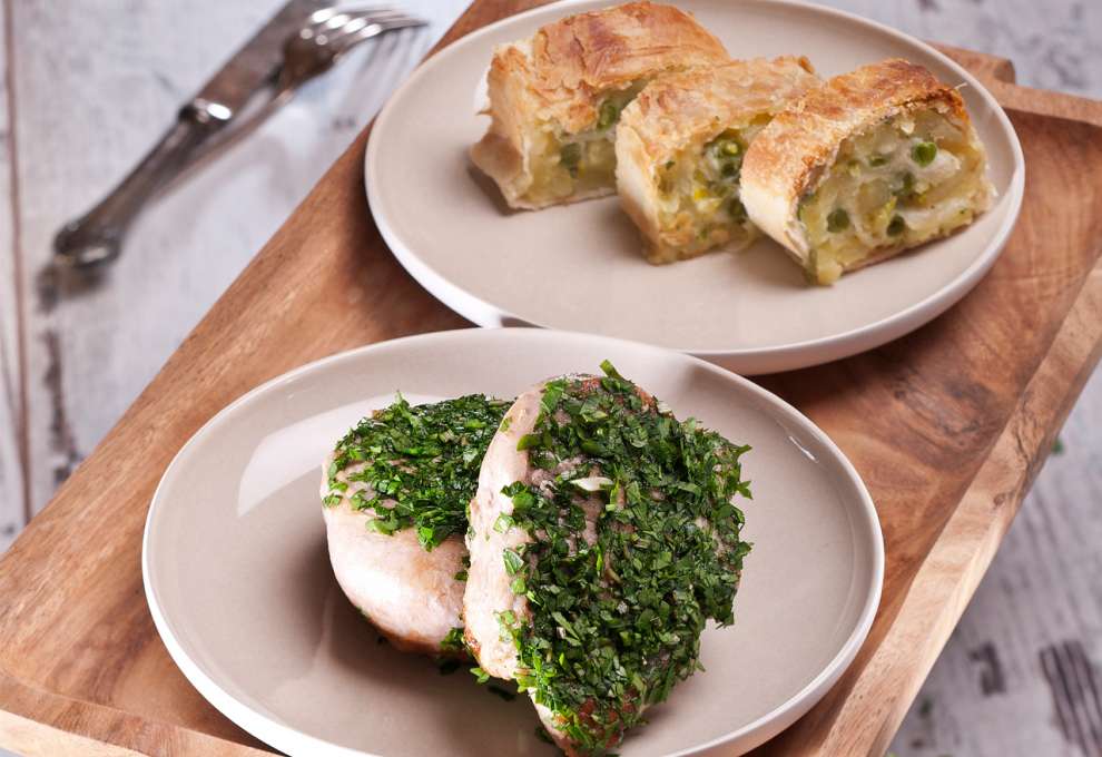 Steaks mit Thymian Majoran-Kruste und Erdäpfel-Bohnenstrudel