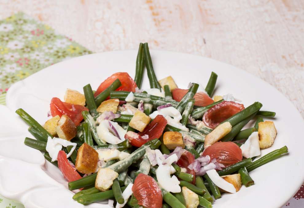 Fisolensalat mit Eiern, gerösteten Baguettewürfeln und Senfdressing