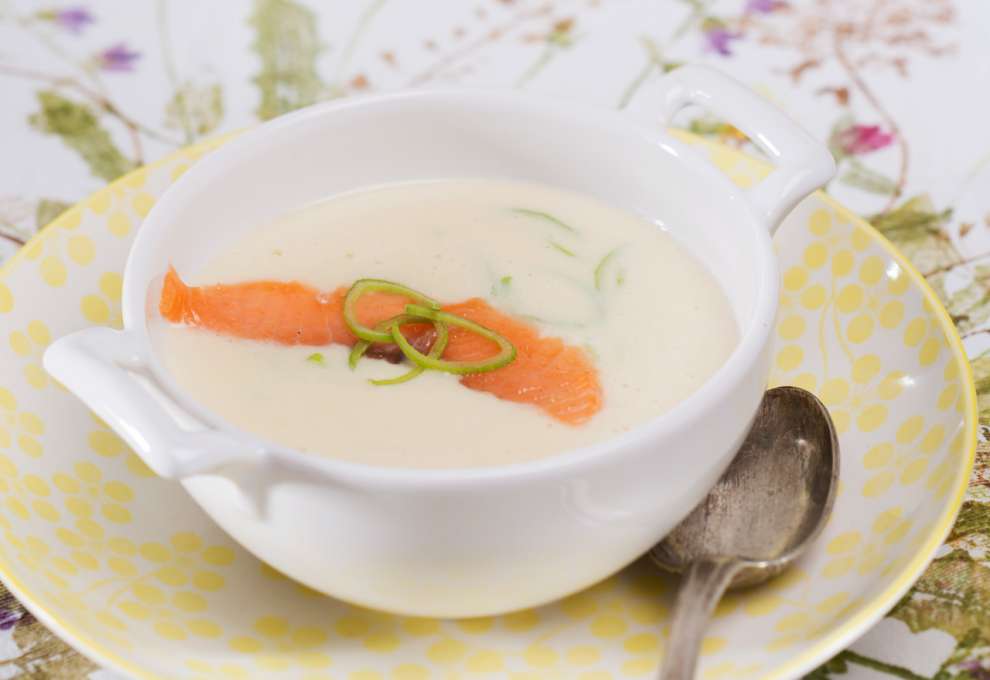 Sauerrahmsuppe mit Porree und Lachs